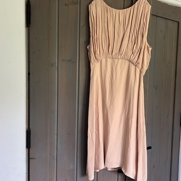 Beautiful sleeveless dress. Perfect for special occasions. - Picture 3 of 4
